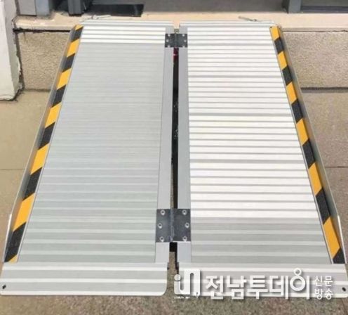 장성군 “음식점, 미용실, 병원 등에 이동식 경사로 지원”