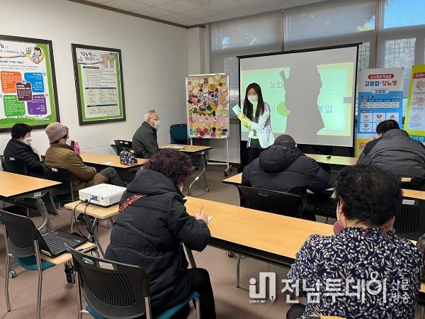 여수시는 체계적인 혈압과 혈당 관리로 합병증을 예방하기 위해 보건소와 동부도시보건지소에서 고혈압·당뇨병 등록·교육센터를 운영 한다.