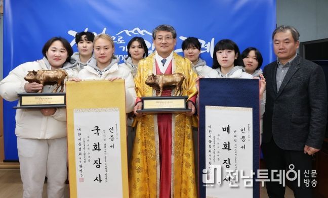 구례군청 여자씨름단, ‘2023 설날장사씨름대회’우승 봉납식 개최