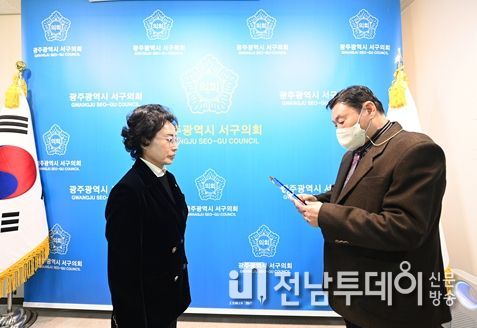 서구의회 고경애 의장이 화정4동 주민들로부터 감사패를 수상하고 기념촬영을 하고 있다.