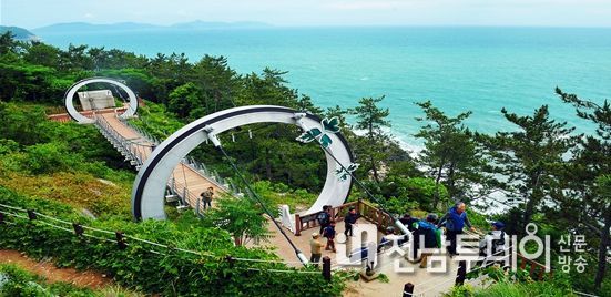 남면 금오도 3코스에 설치된 출렁다리