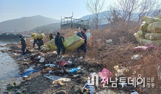 여수시가 올해 37억 원의 예산을 투입해 해양쓰레기 수거‧처리에 나선다.