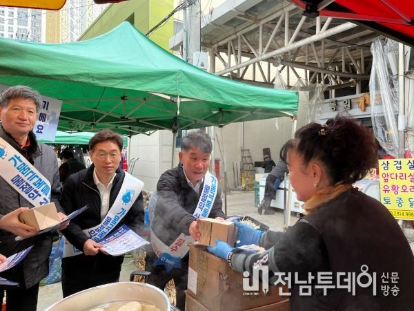 13일 화순군 상하수도사업소는 고인돌전통시장 일대에서 물 절약 홍보를 위한 안내 전단지를 배포하고 있다.