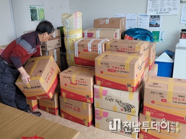 해보면 이장단이 튀르키예‧시리아 국민을 돕기 위한 구호물품을 포장하고 있다