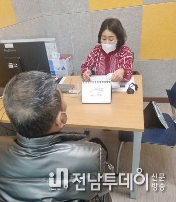 여수시는 이달부터 9월까지 8개월 동안 치매 고위험군인 75세 진입 어르신(1948년생)과 75세 이상 독거노인을 대상으로 치매 집중 검진을 실시한다.