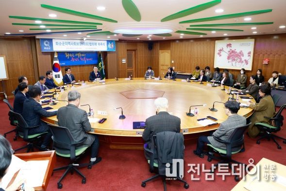 화순군은 지난 14일 복지증진을 위한 민ㆍ관 협력 화순군지역사회보장 협의체를 구성했다. 사진은 위촉식에서 찍은 단체 기념사진과 위촉 위원들이 진행한 회의 모습.