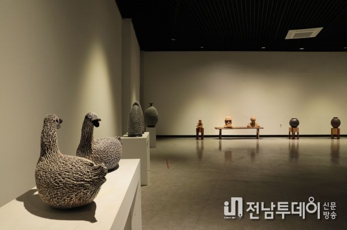 사진은 제 2전시실의 전경 사진이며, 좌측 강조된 도예 작품은 심재천 작가의 작품 중 하나인 투각 덧칠 오리.