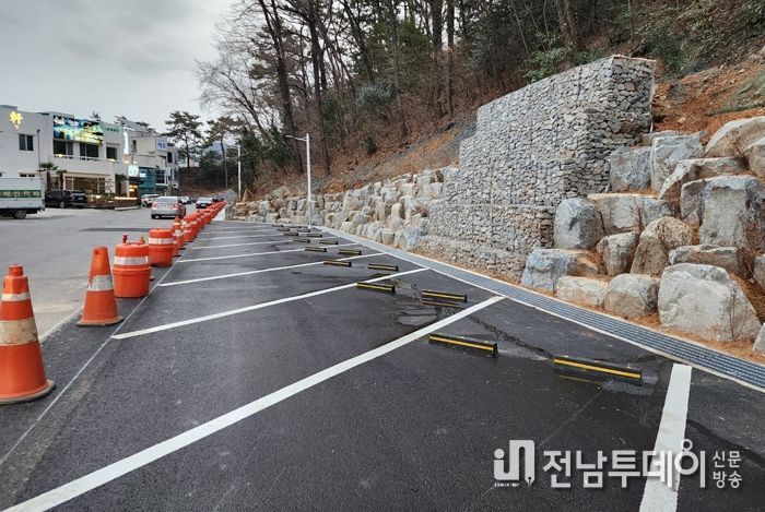 여수시가 용기 공원 내 주차장 45면을 조성하고 18일부터 개방한다.