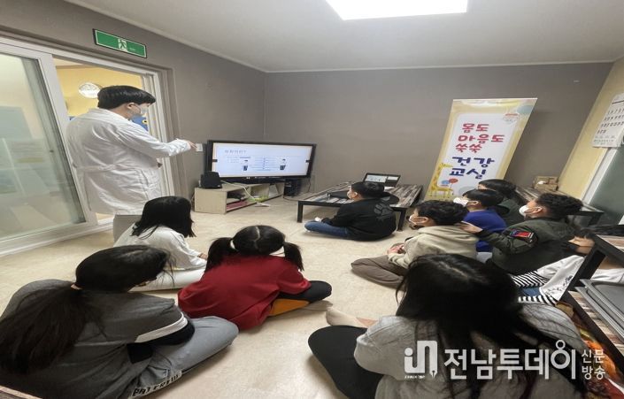 화순군 보건소 건강증진팀이 읍면 지역아동센터를 찾아가 취약계층 아동 건강교실 프로그램을 운열한다. 사진은 2023년 몸도 마음도 쑥쑥 건강교실 운영