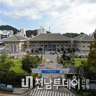 여수시가 초등학교 신입생 2200여 명에게 입학지원금 10만 원을 전액 시비로 지원한다.