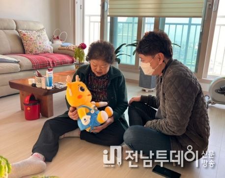 장성군 “인공지능(AI) 말동무 인형이 효자여!”