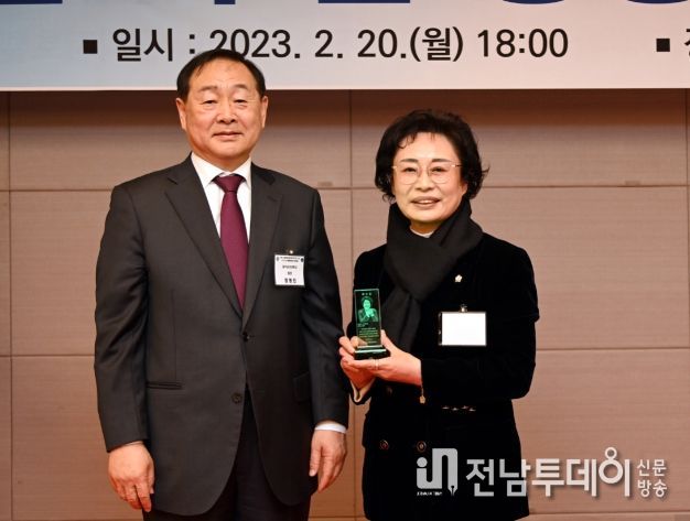 고경애 의원이 지난 20일 감사패를 전달 받고 있다. (사진=고경애 의원 제공)