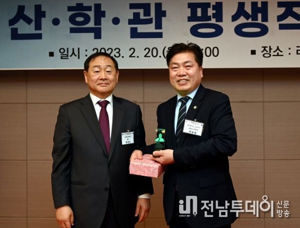 전승일 의원이 지난 20일 라마다호텔에서 감사패를 수상했다. (사진=전승일 의원 제공)