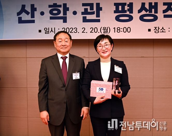 김수영 의원이 지난 20일 성과포럼에서 감사패를 받았다.