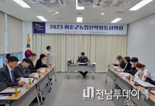 사진은 농업기술센터 류창수 소장이 심의위원들에게 농촌진흥사업 선정 안건 보고하는 모습