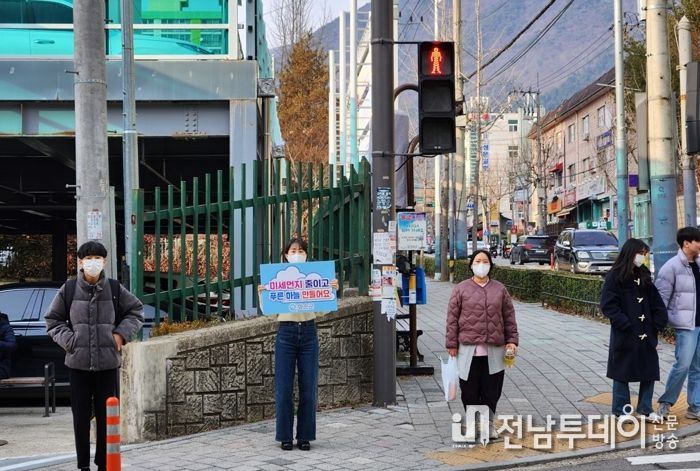 화순군은 지난 23일 미세먼지 줄이기 1인 캠페인을 진행했다. 사진은 캠페인을 진행하고 있는 화순군청 직원의 모습.