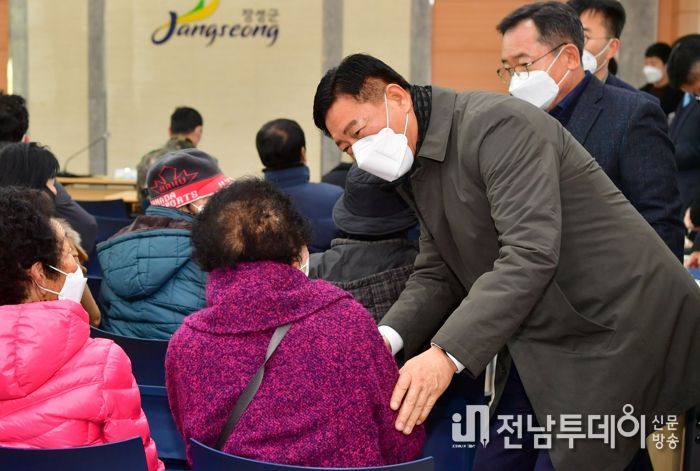 장성군이 난방비 급등으로 어려움이 가중된 지역 내 독거노인을 지원한다. 사진 우측은 김한종 장성군수
