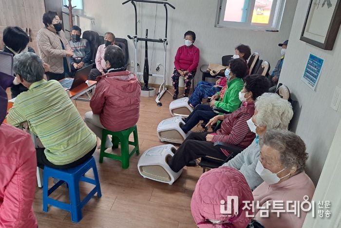 주민들이 건강드림 행복버스에서 건강검진을 받고 있다
