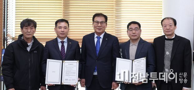 사진 왼쪽 두 번째부터 서성안 세화이엔지 대표, 이상익 함평군수, 최규동 ㈜자인그린바이오 대표
