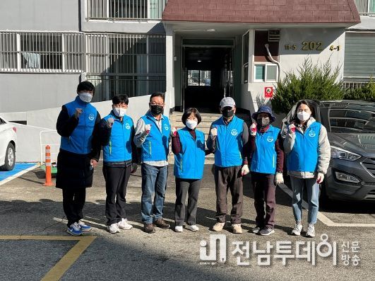 여수시 여천동 우리동네 해결사 복지기동대와 지역사회보장협의체는 지난 23일 저장강박증 장애가구를 찾아 청소 봉사활동을 펼쳤다.