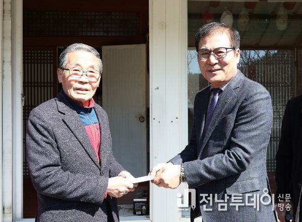 함평군, 제104주년 3.1절 맞아 독립유공자 유족 위문(오른쪽 이상익 함평군수)