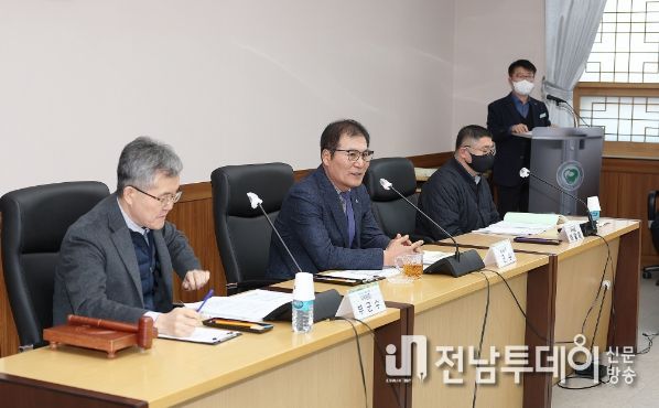 27일 군청 소회의실에서 열린 ‘농업‧농촌 및 식품산업 정책심의회’ 모습