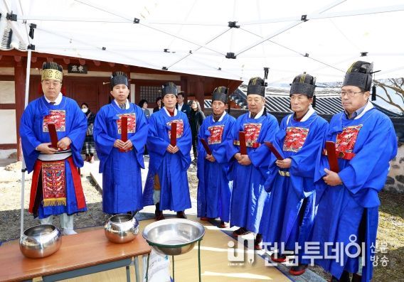 화순군은 매년 두 차례 지역 향교에서 석전대제를 봉행하고 있다. 사진은 제례 봉행 후 찍은 단체 기념 사진