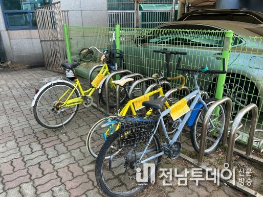 광산구청사 보관대에 장기간 방치된 자전거 사진