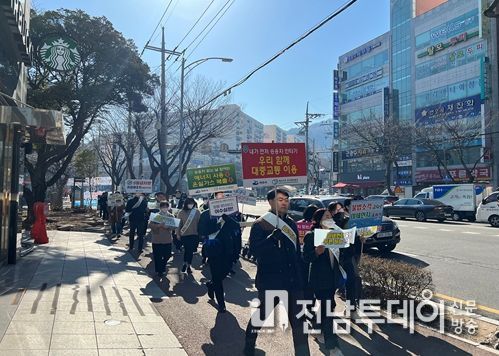 여수시(시장 정기명)는 지난 28일 시청 로타리~쌍봉사거리의 주요 도심지에서 ‘제4차 미세먼지 계절관리제’에 시민참여를 유도하기 위한 ‘미세먼지 줄이기’ 캠페인을 전개했다.