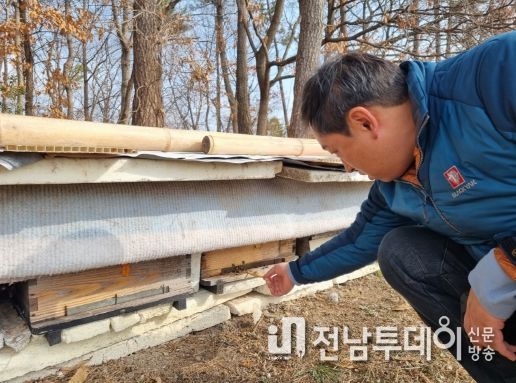 화순군은 말벌 및 응애 피해에 대비하기 위해 양봉농가를 대상으로 집중적 관리를 당부하고 있다. 사진은 피해 대비를 위해 화순군 농업기술센터 직원이 양봉농가를 현장 방문해 방제 방법 관련 현장 지도 중인 모습.