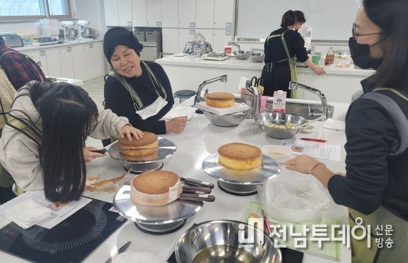‘함평 농·특산물 활용 디저트 만들기 교육’ 모습