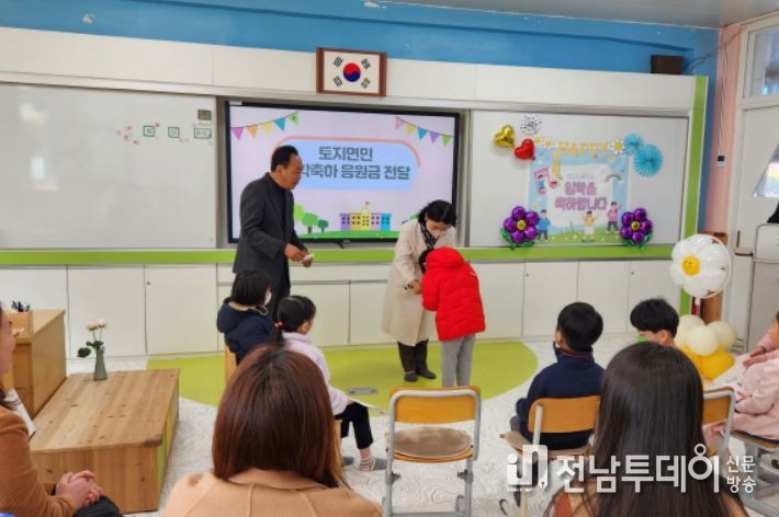 구례군 토지면 이장단, 지역주민 뜻 모은 “희망나눔 초․중 입학축하금” 전달