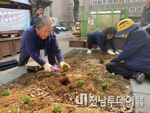 ‘한마음 건강로’ 봄꽃 단장 활동