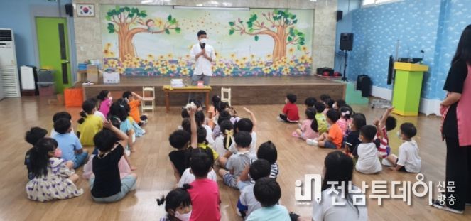 보건소 공중보건치과의사가 어린이집에서 구강보건교육을 진행하고 있다.