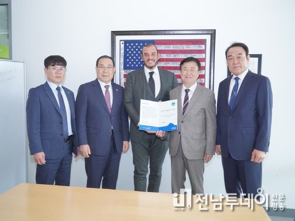 홍보단은 노아블룸 시장에게 2026여수세계섬박람회 공식 1호 초청장을 전달했다.
