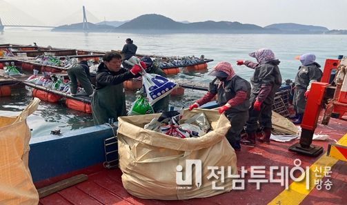 지난달 30일부터 여수해역 가두리 양식장에서 발생한 양식어류 집단폐사 원인이 저수온으로 판명됨에 따라 여수시는 피해 정밀조사를 통한 본격적인 피해복구에 나선다고 밝혔다.