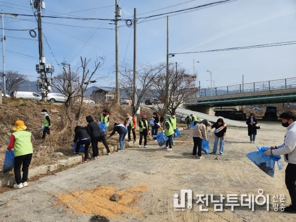 화순군청 직원들이 시가지 대청소 하는 모습.