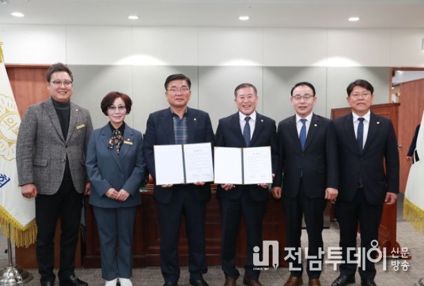 완도군의회와 고흥군의회, 해안관광도로 개설 촉구 업무협정 체결