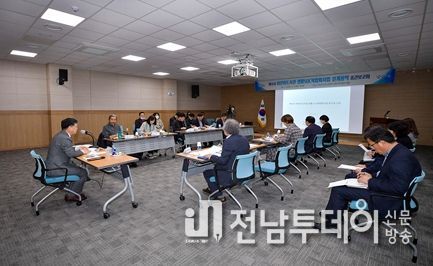 여수시가 9일 이순신도서관에서 ‘어린이도서관 생활SOC사업’ 건축 설계용역 중간보고회를 가졌다.