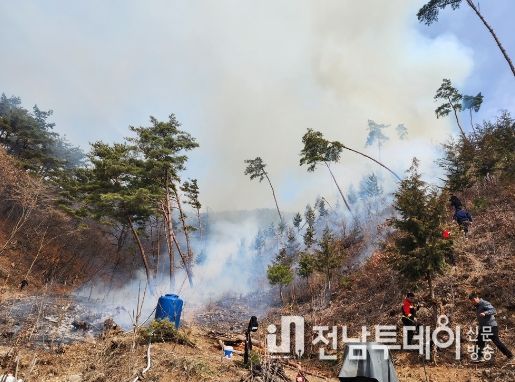지난 8일 화순군 백아면 인근 야산에서 산불 발생에 따른 화재 진압 모습