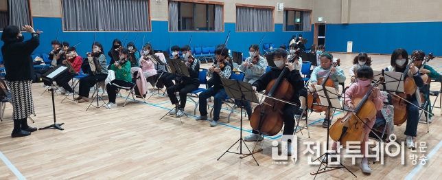 지난 8일 기산초등학교에서 열린 ‘꿈키움 드림 오케스트라’ 오리엔테이션 모습