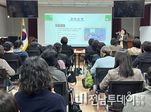 여수시 드림스타트는 지난 10일 여성문화회관 소강당에서 아동복지교사 36명을 대상으로 역량 강화 교육을 진행했다.