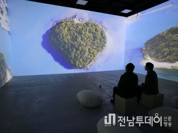 완도 해양문화치유센터 시청각동의 미디어 아트(하트섬이라고 불리는 천연기념물 제28호 완도 주도)