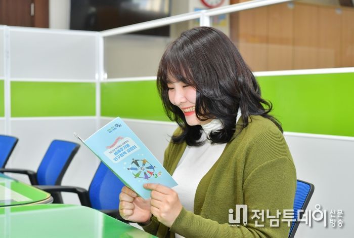 장성군이 생애주기별 인구정책을 담은 리플릿을 제작했다.
