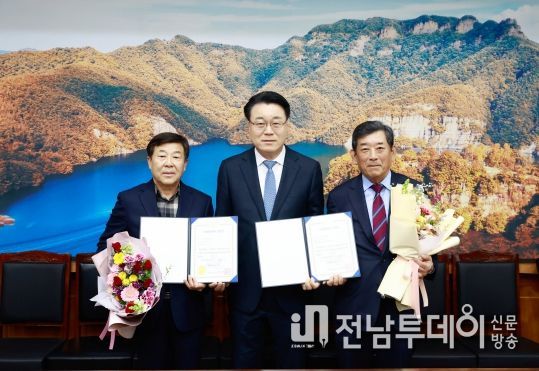 화순군은 건전한 납세 의식을 고취하고 성실한 납세자가 우대받는 사회적 풍토를 조성하기 위해 모범납세자를 선정해 증명서를 전달했다. 사진은 모범납세자 표창 수여식에 참석한 다스코(주) 대표 한상원(사진 오른쪽 위치), 이일형(사진 왼쪽 위치)이 구복규 군수와 촬영한 기념 사진.
