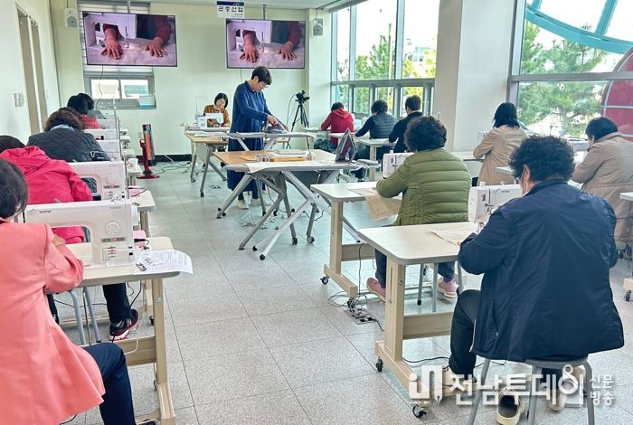 16일 의생활문화관에서 실시된 재봉틀 기초교육
