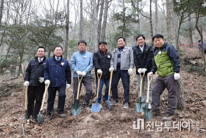 식목일 기념 진달래 나무 심기