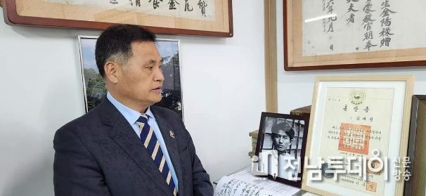 주종섭 의원이 ‘음달’ 김재명 독립운동가 관련 자료를 살펴보고 있다.