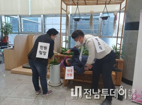 신안군, 경찰 합동 악성민원 대응 모의훈련 실시