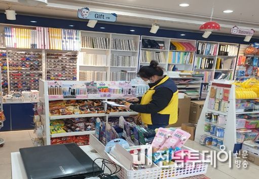 여수시가 봄 개학을 맞아 어린이 기호식품 조리·판매업소 위생관리 상태를 점검한다.